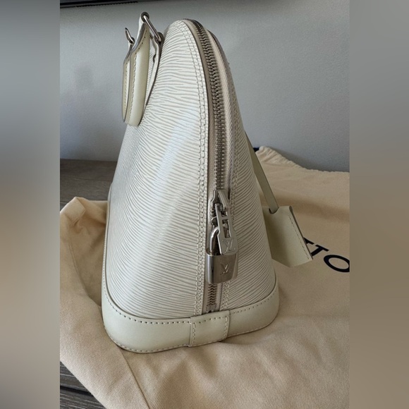 Large Louis Vuitton Alma BB Quartz Epi. Excellent condition. 100% Authentic. - Picture 5 of 10